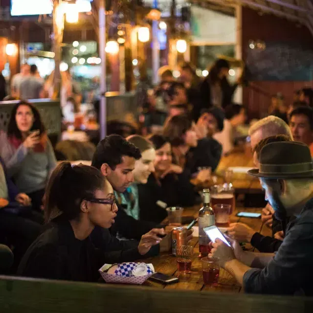 人们在SoMa拥挤的餐厅用餐. San Francisco, Californie.